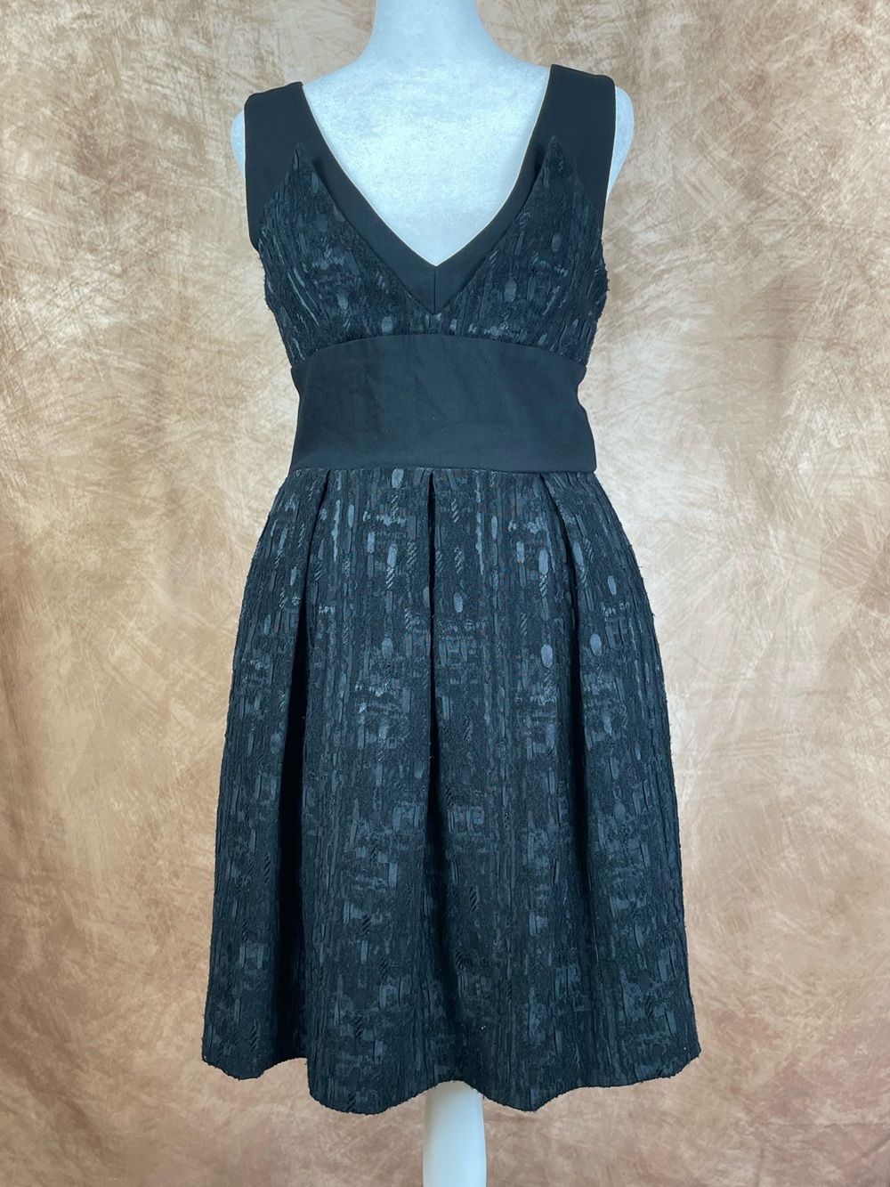 Nha Khanh Elegant Black V-Neck Sleeveless A-Line Dress size 4